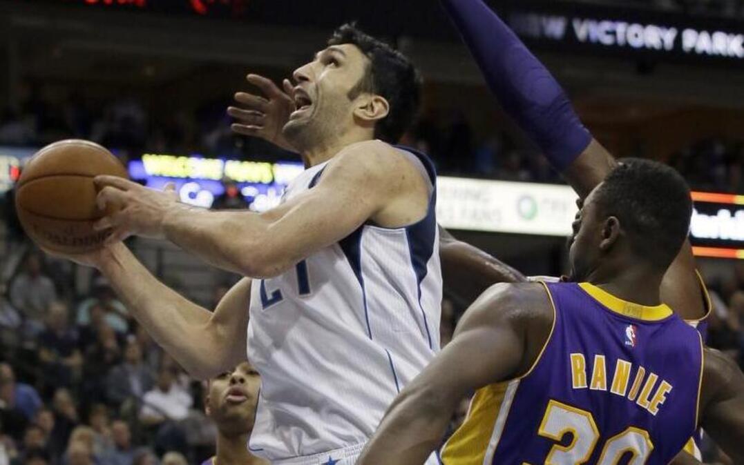 Zaza Pachulia had a double-double against the Lakers with 18 points and 16 rebounds on Friday night.