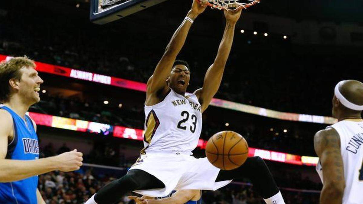 
New Orleans Pelicans All-Star forward Anthony Davis, center, is expected to miss at least another week with a sprain in his right shoulder. The Pelicans and Mavericks play Monday night in Dallas.



