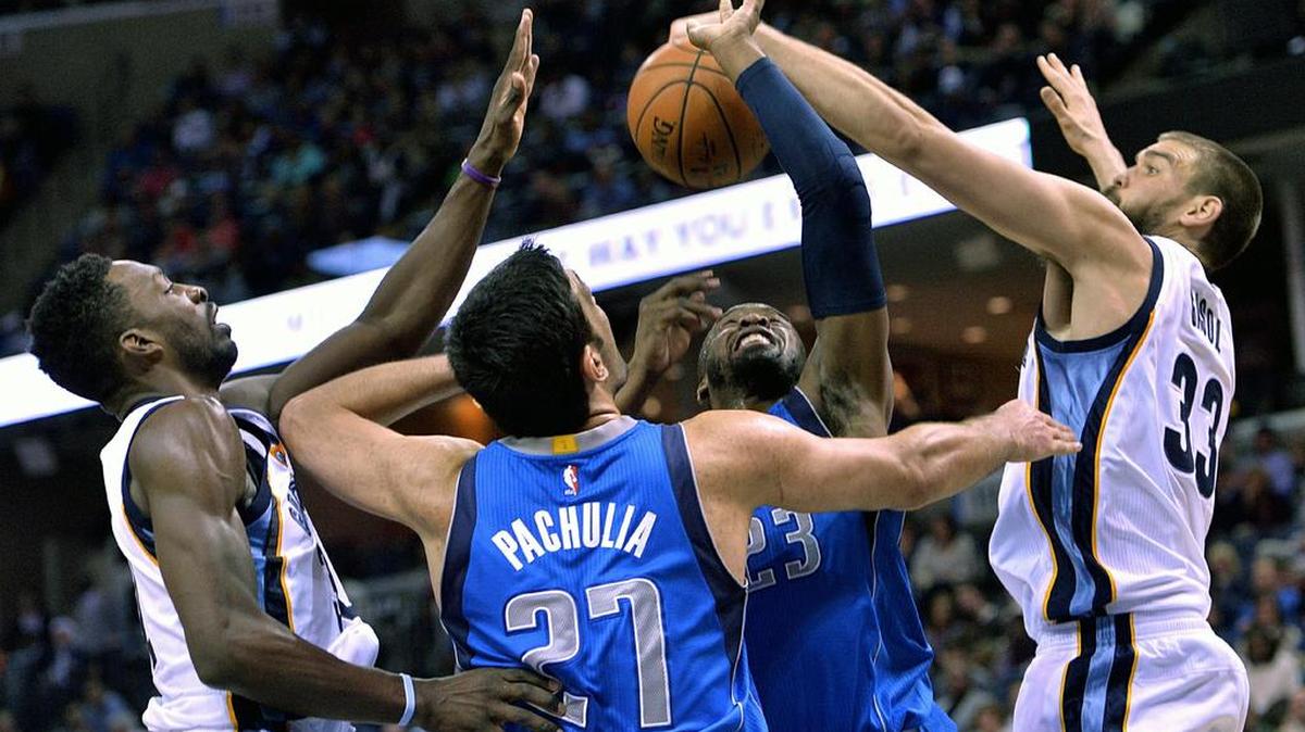 The Grizzlies’ Jeff Green, left, and Marc Gasol, right, harassed Zaza Pachulia, Wesley Matthews and the Mavericks into 19 turnovers Tuesday night.