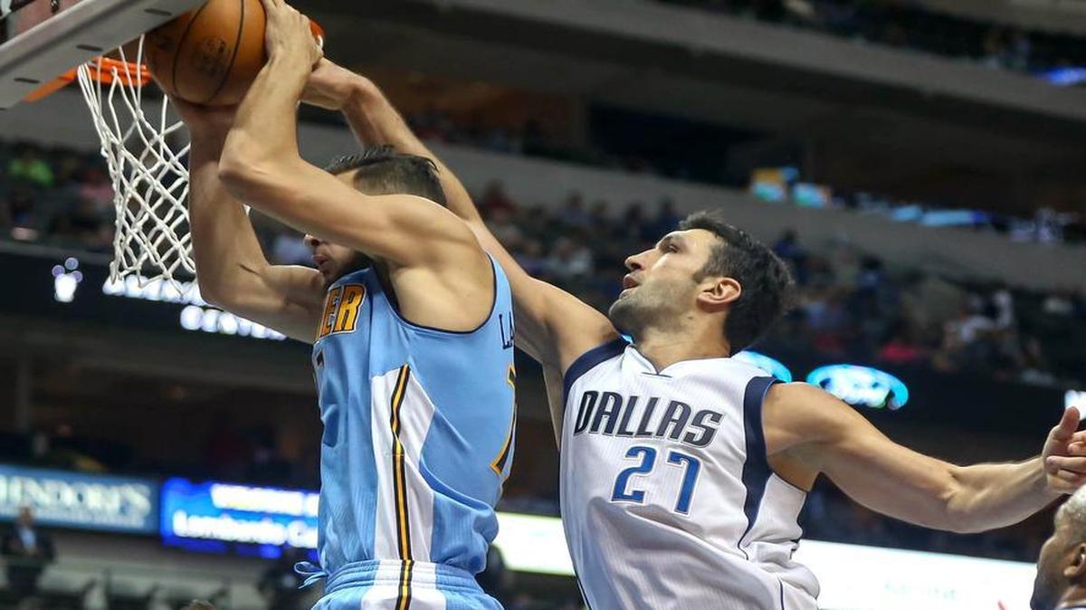 Mavericks center Zaza Pachulia (27) goes for a block against Nuggets center Joffrey Lauvergne earlier this season.