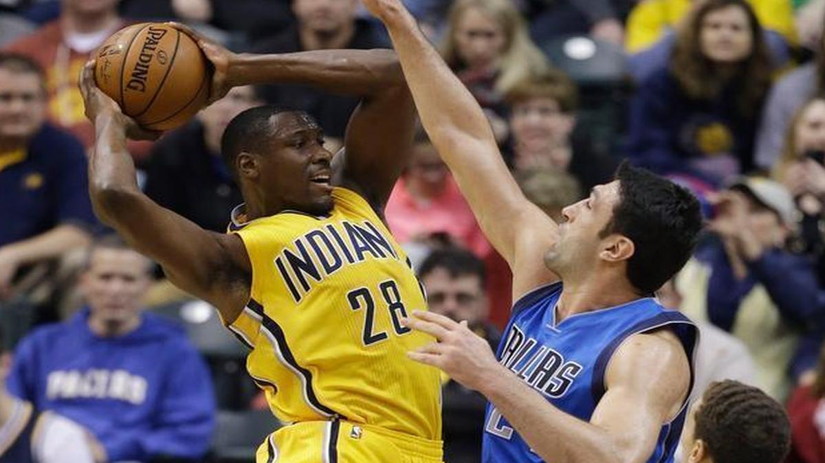 Pacers center Ian Mahinmi looks to pass over Mavericks center Zaza Pachulia on Wednesday.