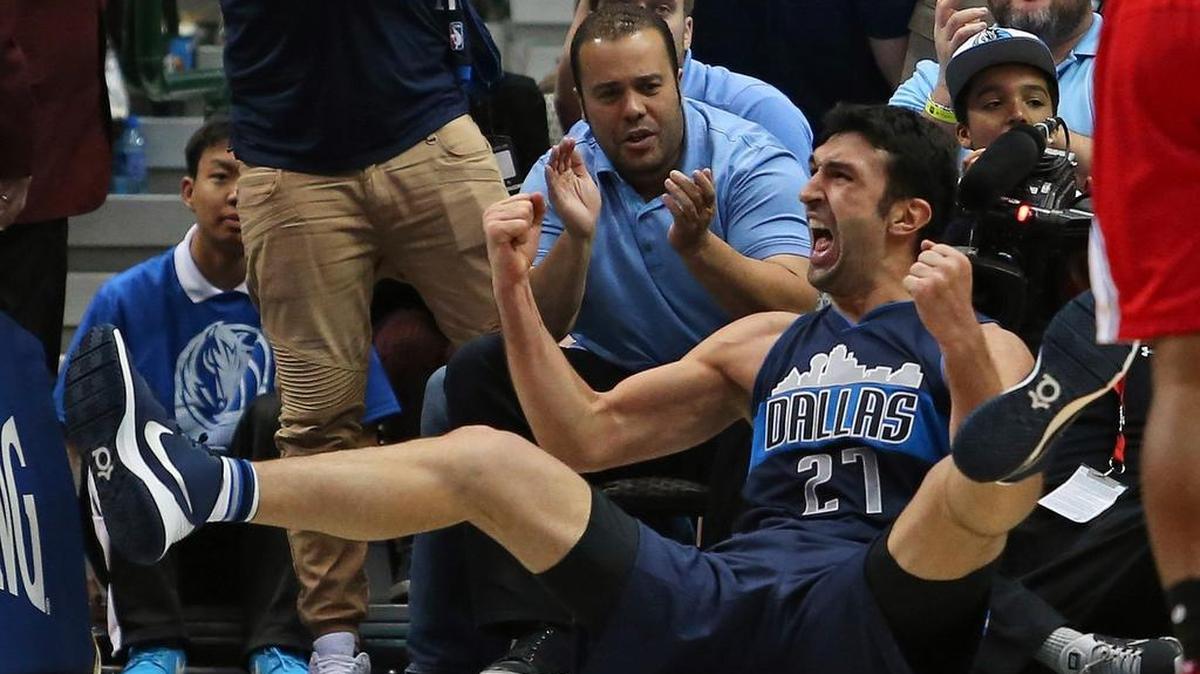 The play of Dallas Mavericks center Zaza Pachulia is registering with voters for the NBA All-Star game.
