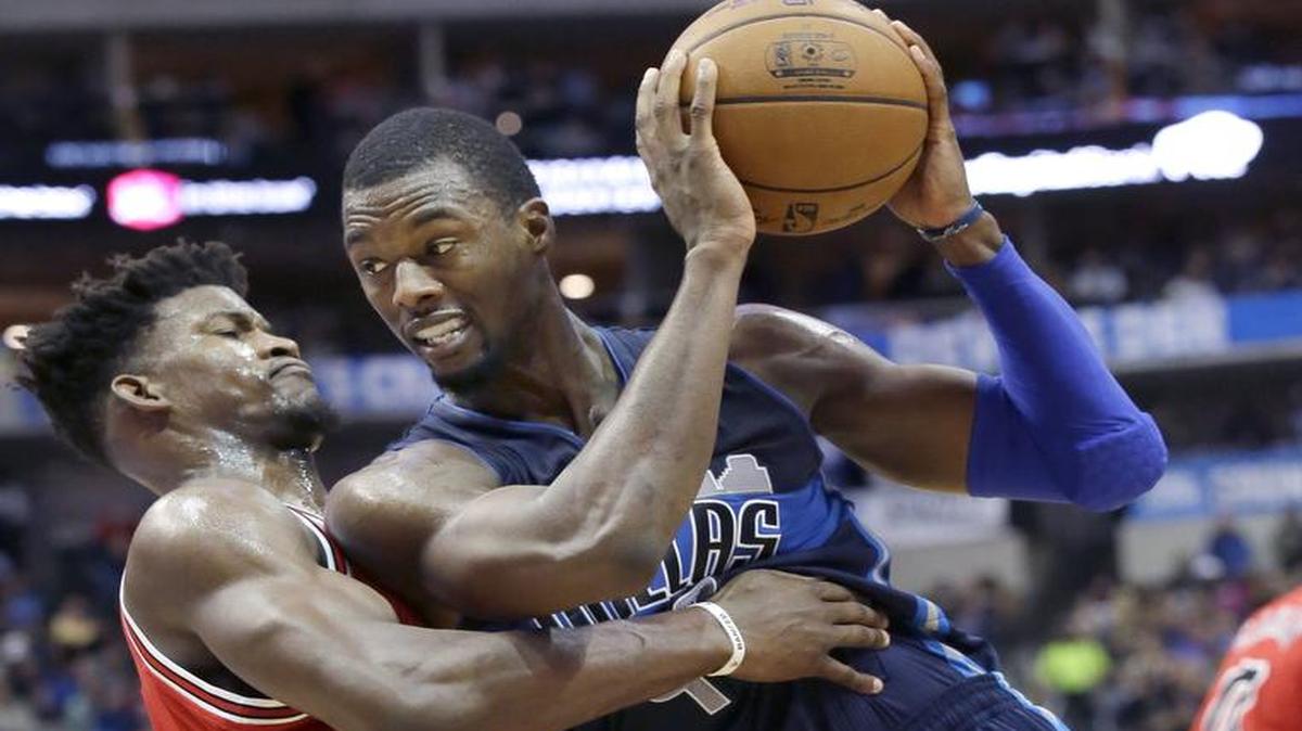 Dallas Mavericks forward Harrison Barnes, right, is defended by Chicago Bulls forward Jimmy Butler (21) during the second half of an NBA basketball game in Dallas, Saturday, Dec. 3, 2016. The Mavericks won 107-82.