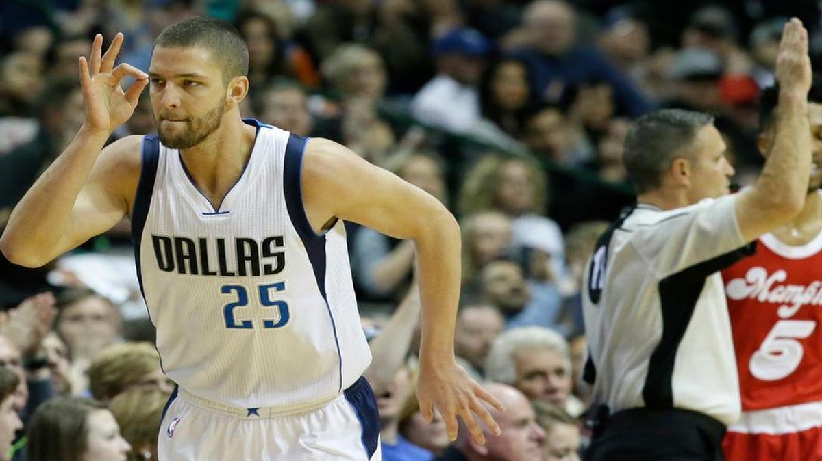 Dallas Mavericks forward Chandler Parsons (25) celebrates hitting a 3-pointer during the first half against the Memphis Grizzlies on Friday.