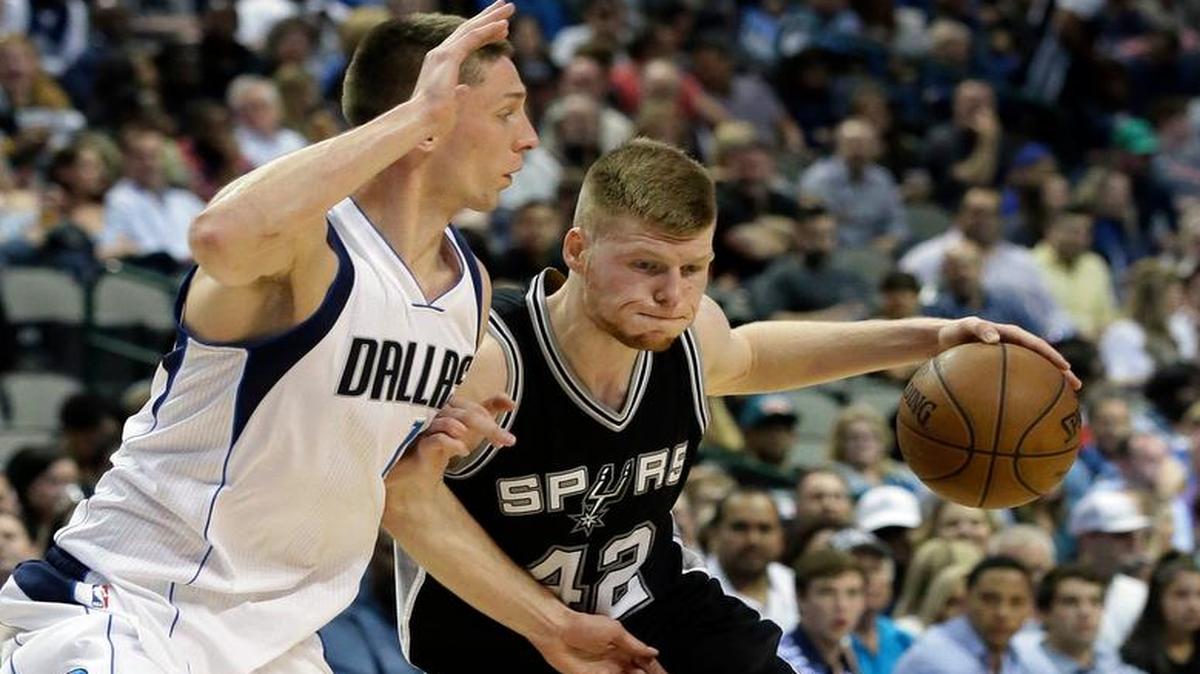 San Antonio Spurs forward Davis Bertans (42) drives against Dallas Mavericks forward Jarrod Uthoff (19) during the second half in Dallas on Friday. The Spurs had players injured or resting, and the Mavs were looking at younger players.