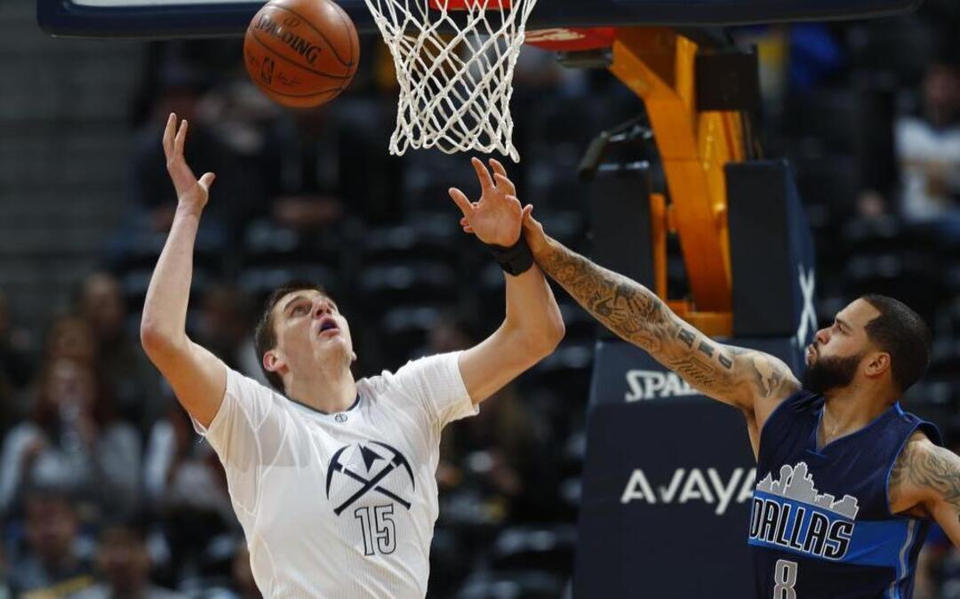 Nikola Jokic, left, finished with 27 points, 14 rebounds and nine assists to help the Nuggets hold off Deron Williams and the Mavs despite Williams’ 23 points.
