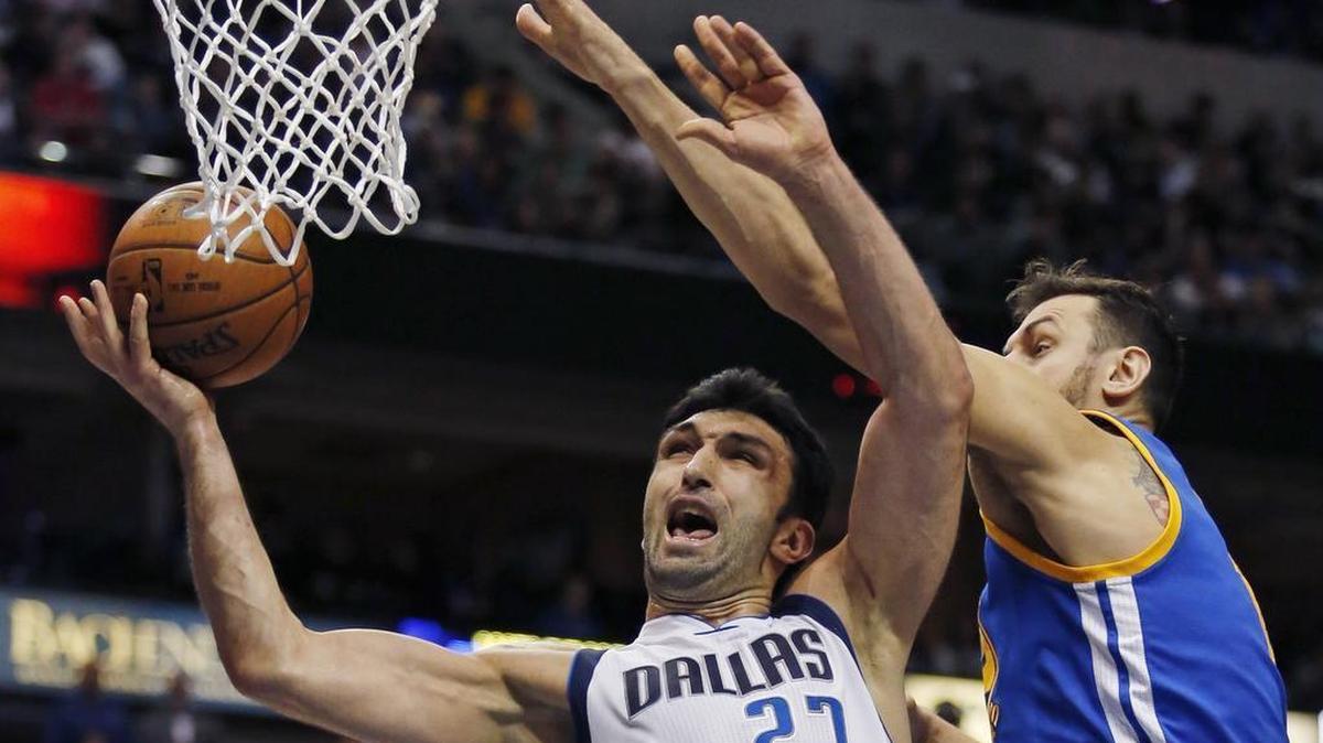 Golden State Warriors center Andrew Bogut (12) tries to defend as Dallas Mavericks center Zaza Pachulia (27) shoots, second quarter. The Golden State Warriors play the Dallas Mavericks in Dallas, Wednesday, Dec. 30, 2015.