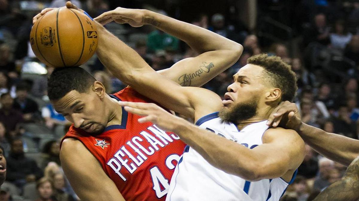Justin Anderson, right, fighting for a rebound against New Orleans Pelicans center Alexis Ajinca in Sunday’s victory, and the Mavericks take on the San Antonio Spurs on Wednesday at American Airlines Center. Coverage begins at 7:30 p.m. on Fox Sports Southwest.