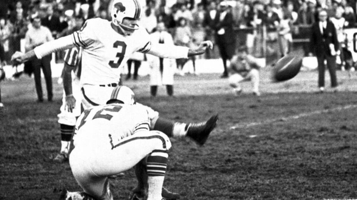 Buffalo’s Pete Gogolak uses his soccer style to boot 22-yard field goal that tied the San Diego Chargers, 20-20, in American Football League game in San Diego, California on Nov. 25, 1965. The three-pointer came with six seconds left to play. (AP Photo)