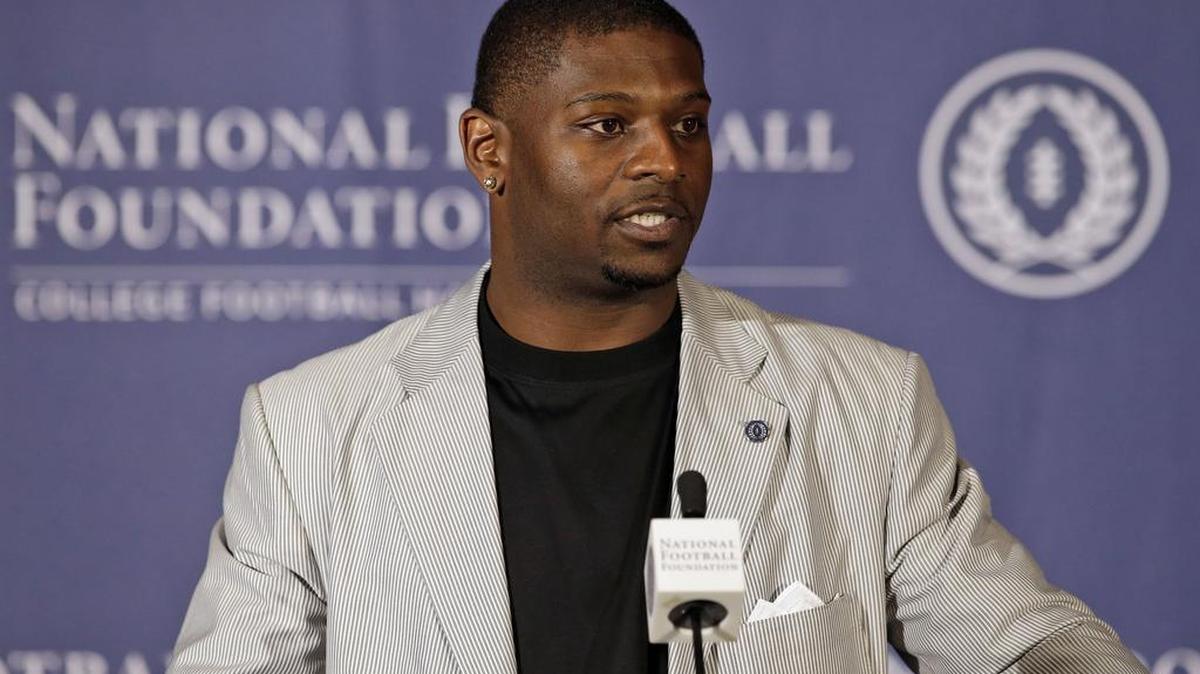 
Former TCU great LaDainian Tomlinson will be honored at the 2015 Bobby Bragan Foundation Lifetime Achievement gala on Nov. 12 at the Omni Fort Worth Hotel.
