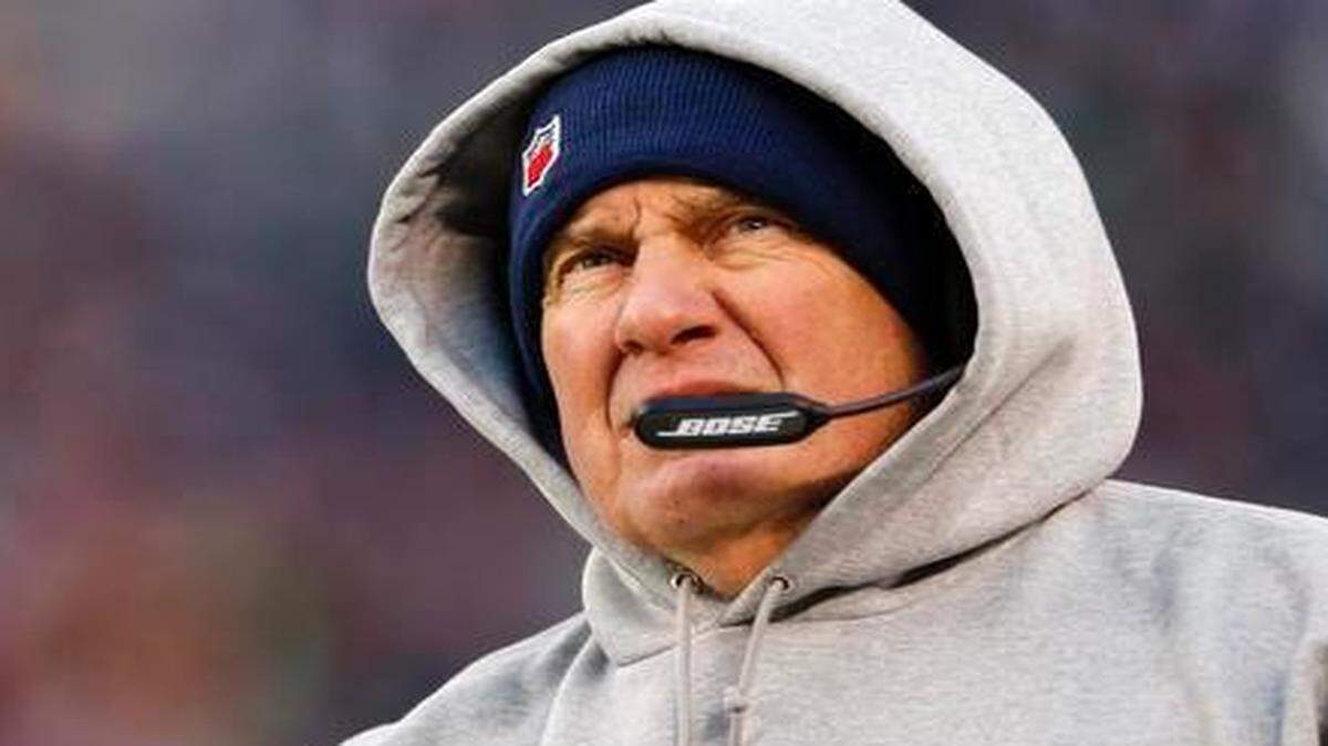 
COMBO CUTLINE NEED TO FOR PHOTOS OF CARROLL AND BELICHICK FILE - In this Dec. 21, 2014, file photo, New England Patriots head coach Bill Belichick watches from the sideline during the second half of an NFL football game against the New York Jets in East Rutherford, N.J. When the cameras are on, New England coach Bill Belichick is the perfect antidote to insomnia. Seattle's Pete Carroll gets all touchy feely. But for all the differences, each has used his style to build an intense brand of team loyalty. (AP Photo/Julio Cortez, File)
