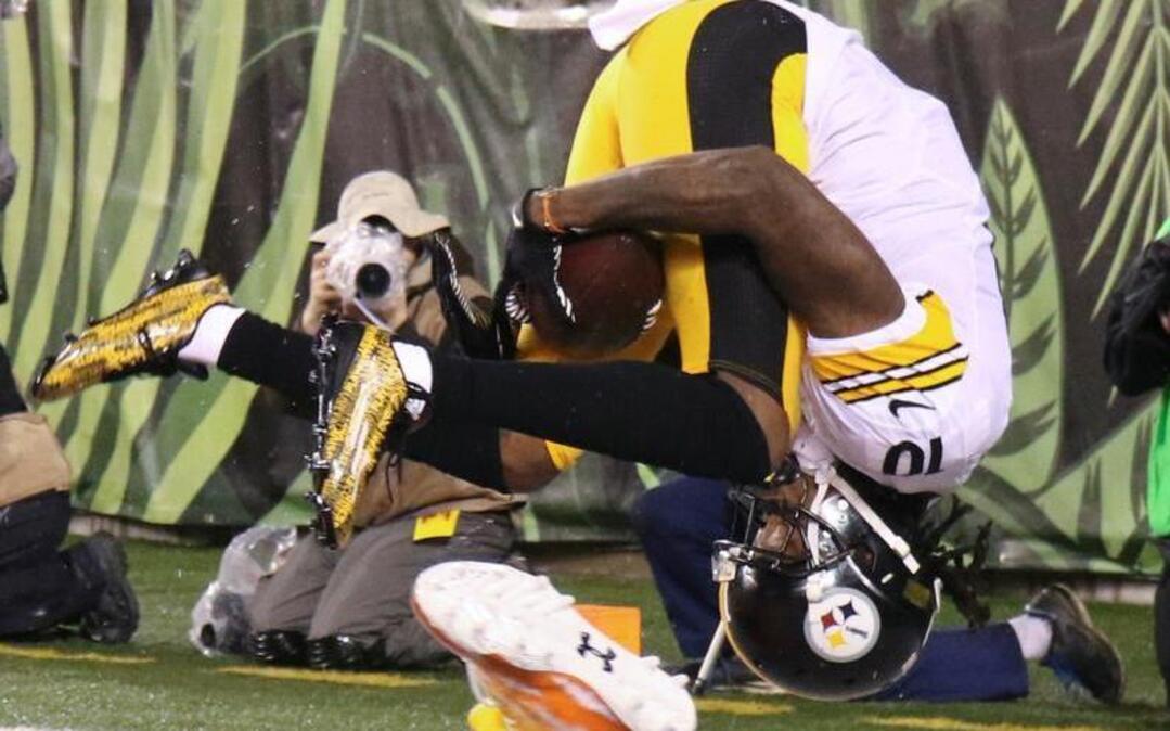 Pittsburgh Steelers wide receiver Martavis Bryant (10) makes a 10-yard touchdown reception against Cincinnati Bengals’ Dre Kirkpatrick (27) during the second half of an NFL wild-card playoff football game Saturday, Jan. 9, 2016, in Cincinnati.