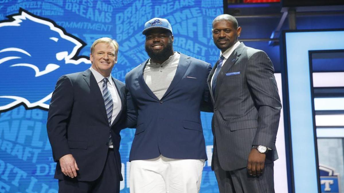Alabama’s A’Shawn Robinson, a graduate of Arlington Heights, poses with NFL Commissioner Roger Goodell and former NFL player Herman Moore after being selected by the Detroit Lions in the second round Friday night.