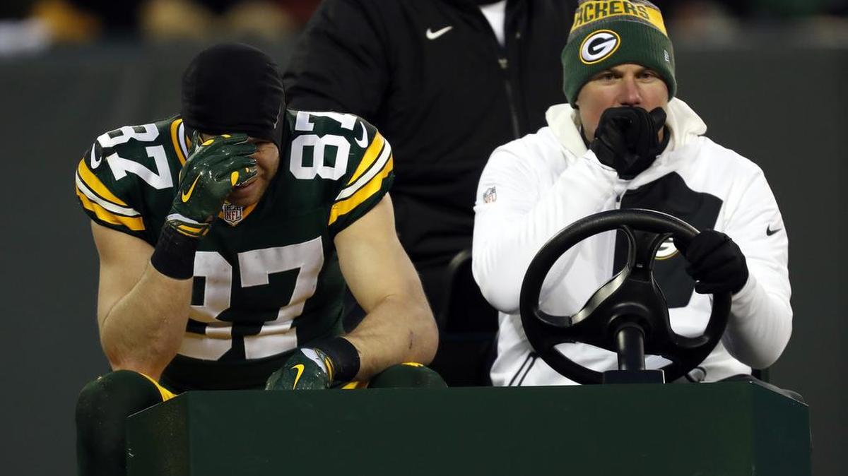 Green Bay Packers wide receiver Jordy Nelson leaves the game during the first half of an NFC wild-card NFL football game against the New York Giants, Sunday, Jan. 8, 2017, in Green Bay, Wis.