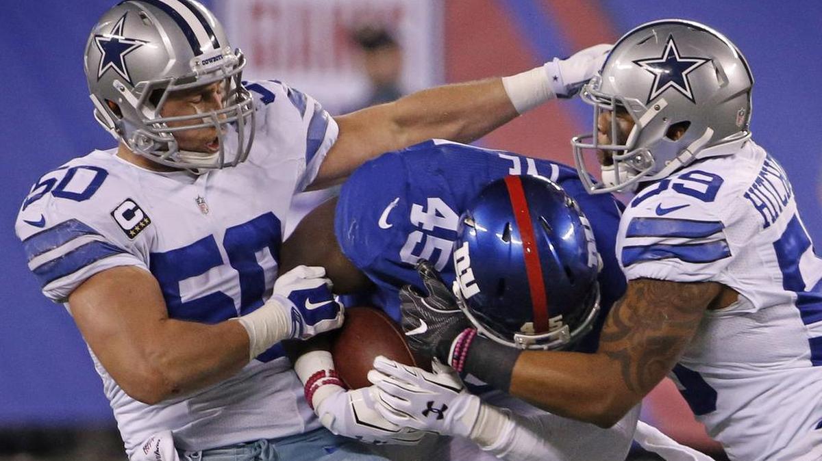 Cowboys linebacker Sean Lee (50) makes one of his 18 tackles Sunday night.
