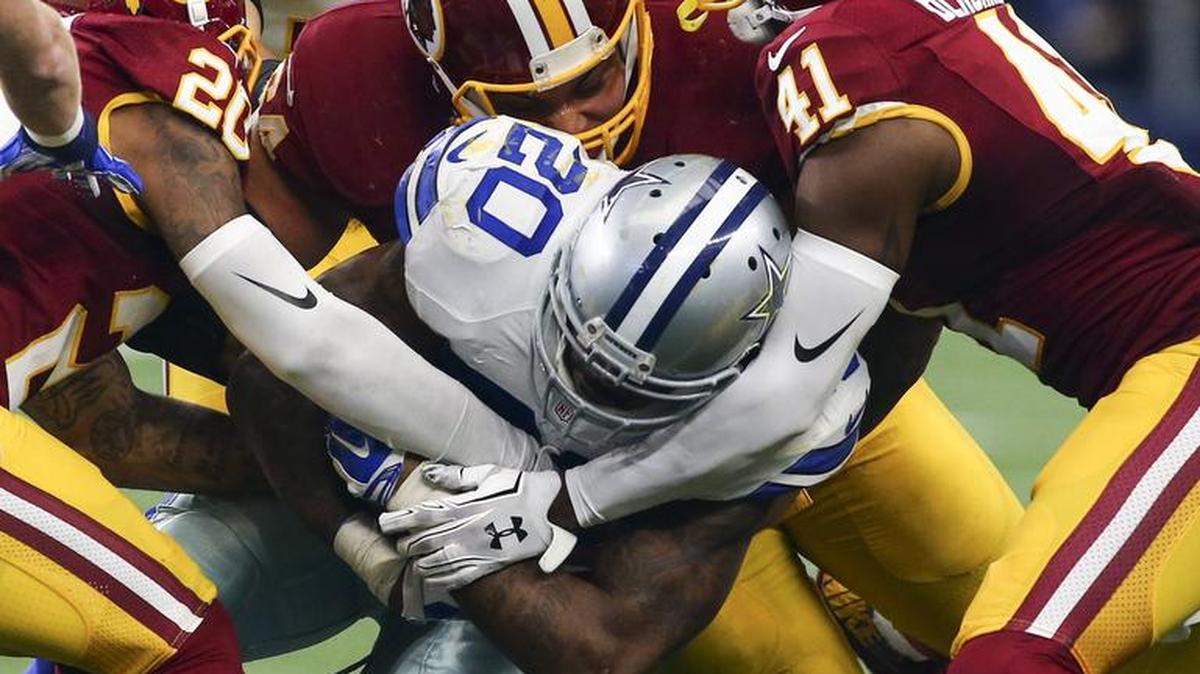 Dallas Cowboys running back Darren McFadden (20) had surgery Tuesday to repair a fractured right elbow.