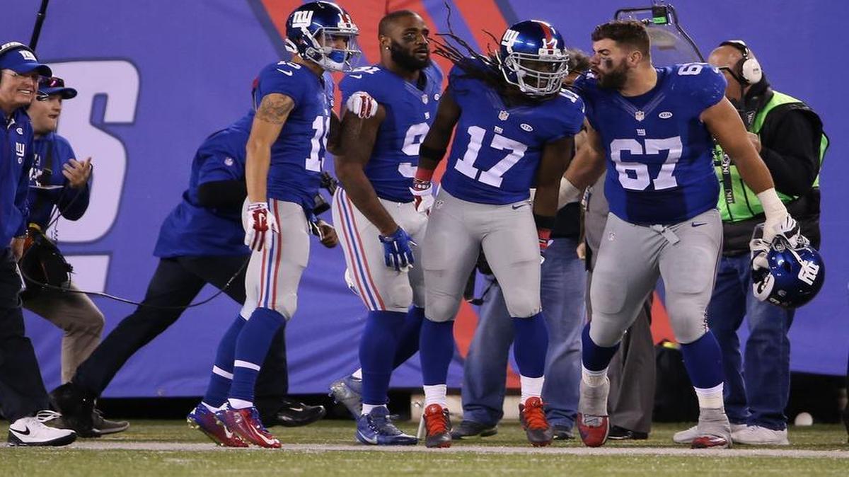 Giants wide receiver/kick returner Dwayne Harris and teammates celebrate Harris’ 100-yard kickoff return for a touchdown in the fourth quarter.