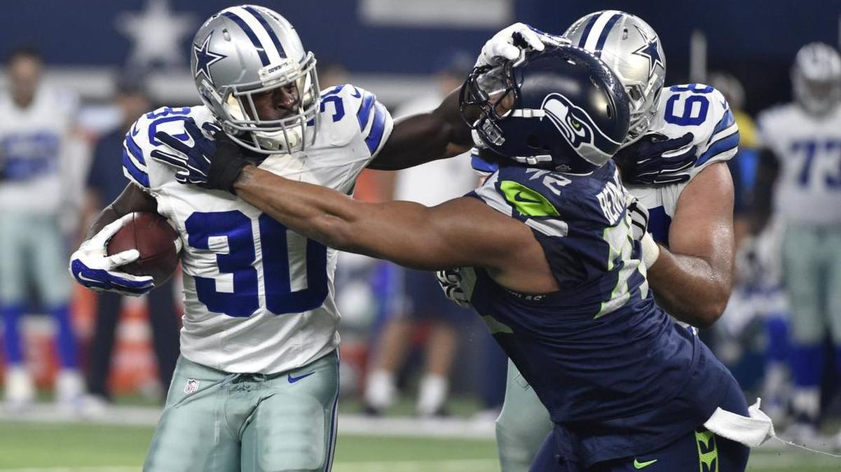 Running back Christine Michael (30) was cut last week by the Cowboys in part because he didn’t wear a required suit on the team flight to Tampa Bay.
