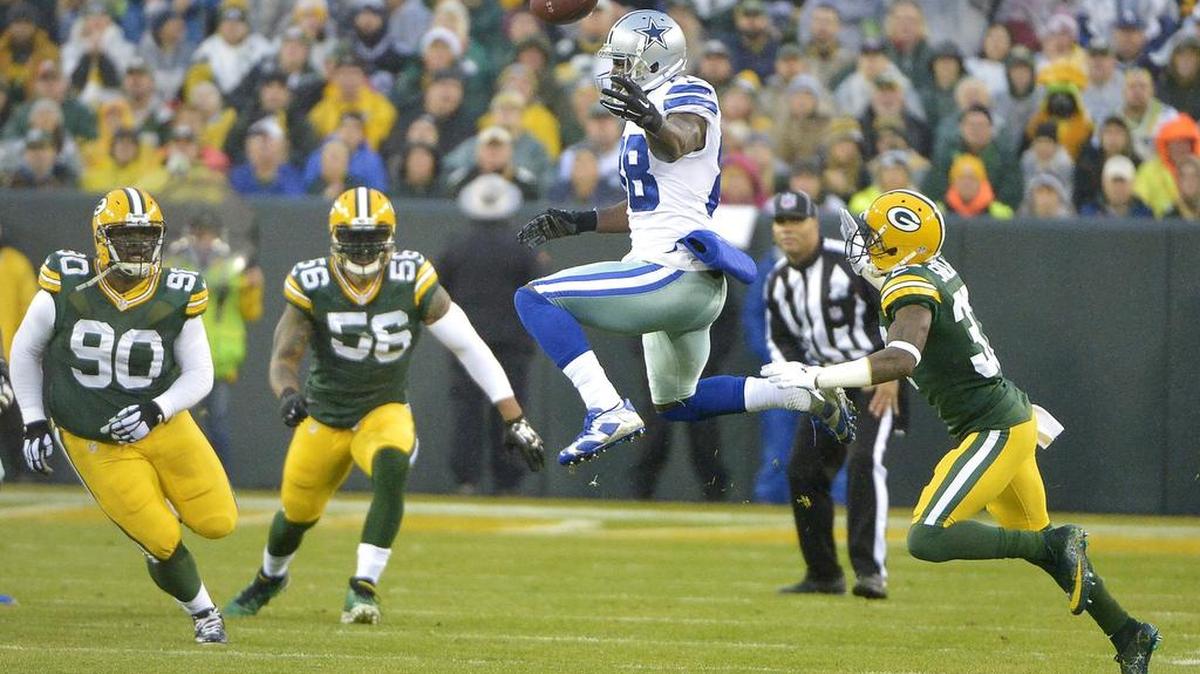 Dallas Cowboys wide receiver Dez Bryant (88) can't come down with a quarterback Matt Cassel (16) pass during the first quarter as the Green Bay Packers beat the Dallas Cowboys play 28 to 7 at Lambeau Field Sunday.