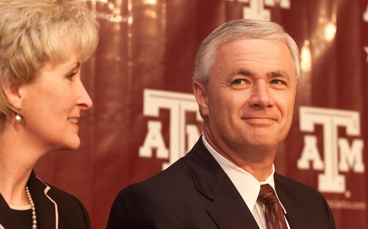 Dennis Franchione diperkenalkan sebagai pelatih kepala sepak bola baru di Texas A&M bersama istrinya, Kim, saat konferensi pers Jumat, 6 Desember 2002, di College Station.