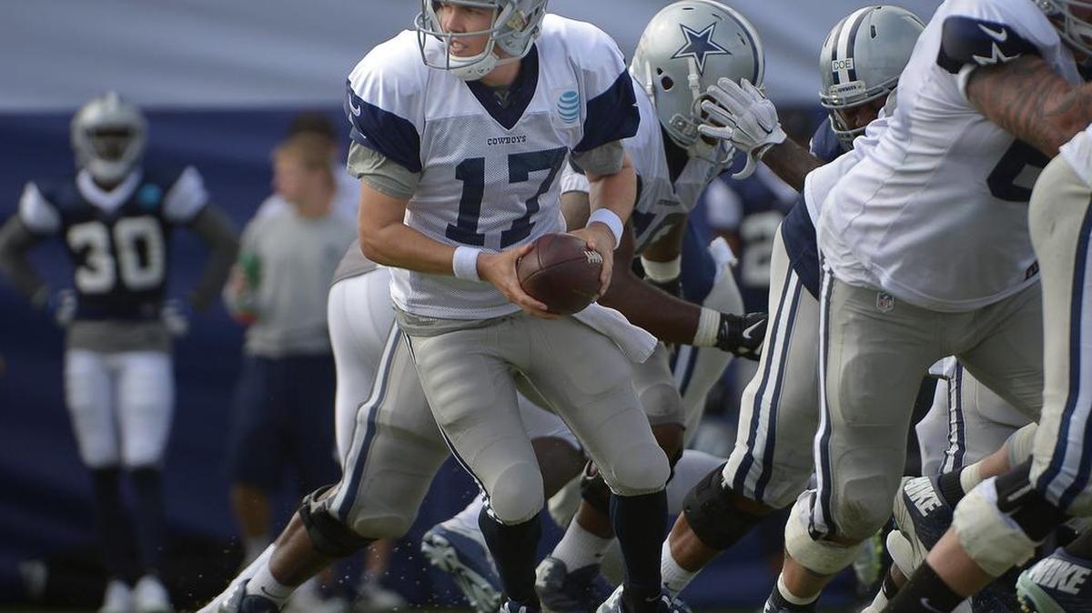 The Cowboys hope to re-sign quarterback Kellen Moore, who spent the 2016 season on injured reserve.