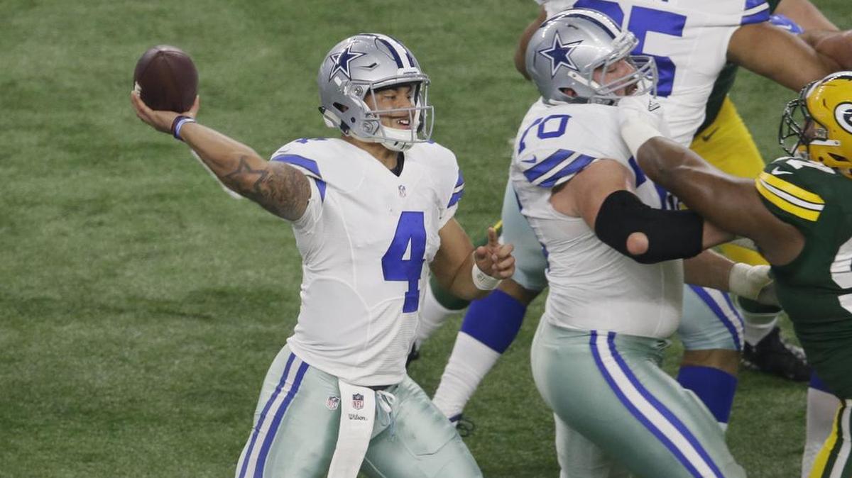 Rookie quarterback Dak Prescott and the Dallas Cowboys are trailing the Green Bay Packers 21-13 at halftime of their NFC Divisional playoff game at AT&T Stadium.