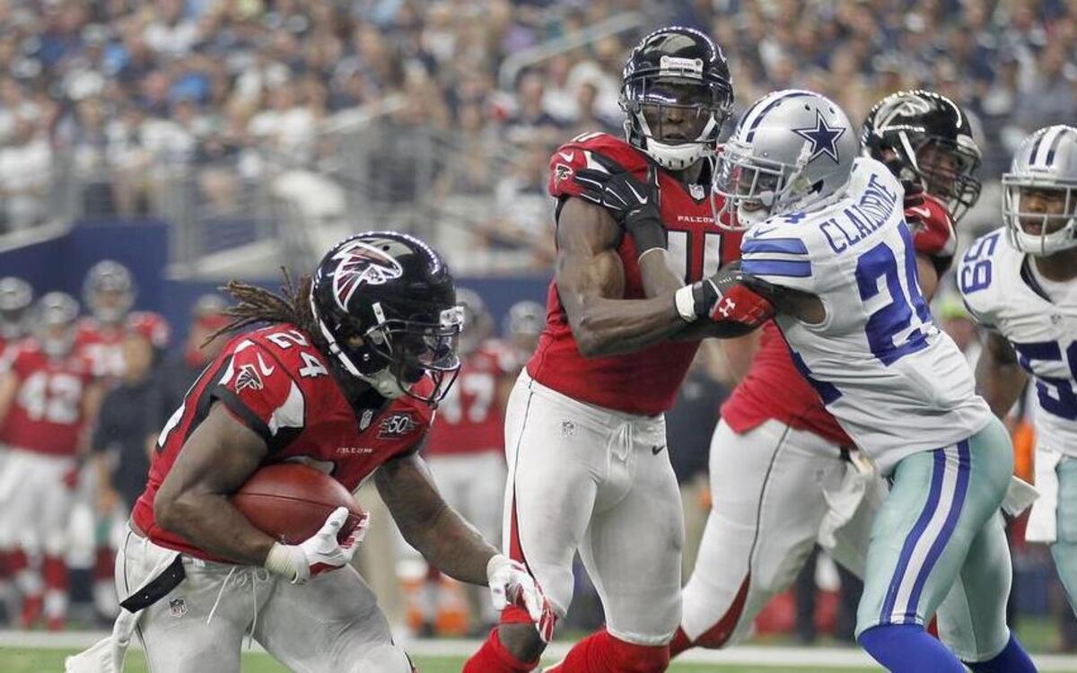
The Falcons’ Devonta Freeman, helped by a block from Julio Jones, scores on a 7-yard run in the fourth quarter Sunday. Freeman had 141 rushing yards, and Jones had 164 receiving yards.


