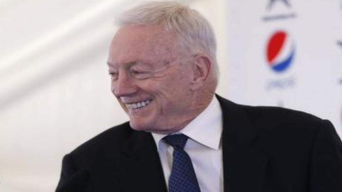 
Dallas Cowboys owner and general manager Jerry Jones has been chosen Executive of the Year in the NFL by the Pro Football Writers.



