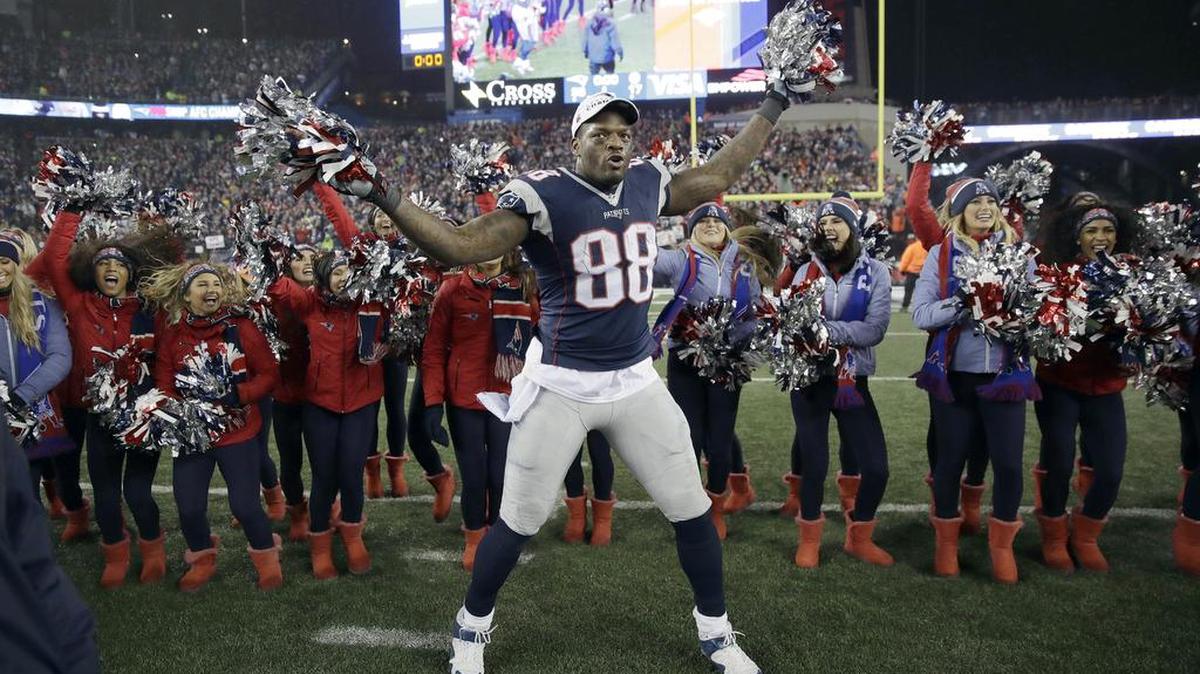 Martellus Bennett, who celebrated with the Patriots cheerleaders after the AFC Championship Game, said he likely would skip a champions’ trip to the White House.
