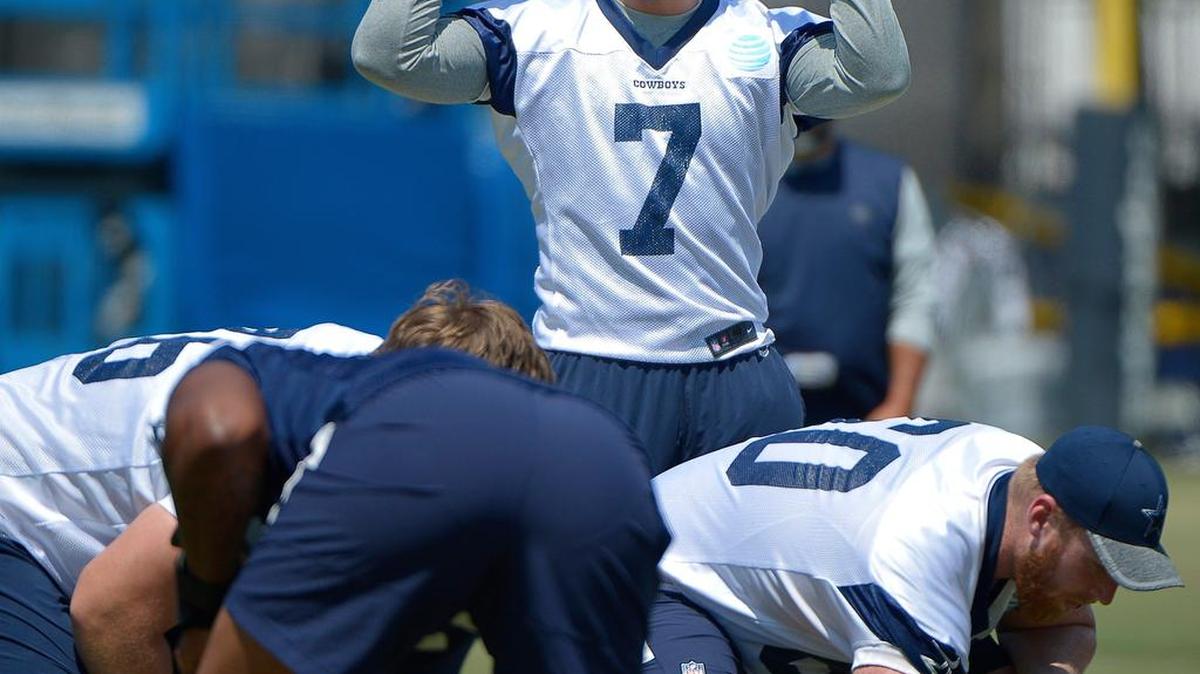 Second-year pro Jamiell Showers (7) had a strong day as the No. 2 quarterback, excelling in 7-on-7 drills.
