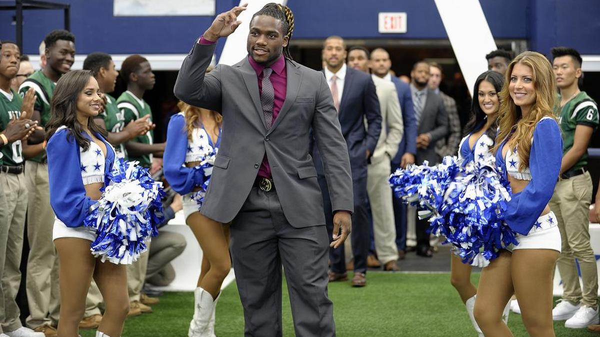 The Cowboys placed linebacker Jaylon Smith on season-ending injured reserve Tuesday.