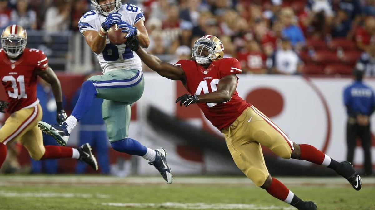 
Cowboys tight end Geoff Swaim (87) makes a catch against 49ers linebacker Steve Beauharnais (40) during the fourth quarter.
