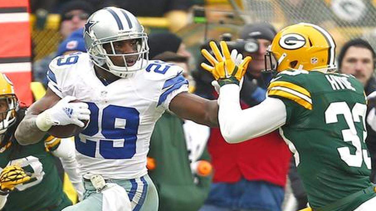 
Dallas Cowboys running back DeMarco Murray  eludes Green Bay Packers players Tramon Williams (38) and Micah Hyde (33) on a fourth quarter run. 
