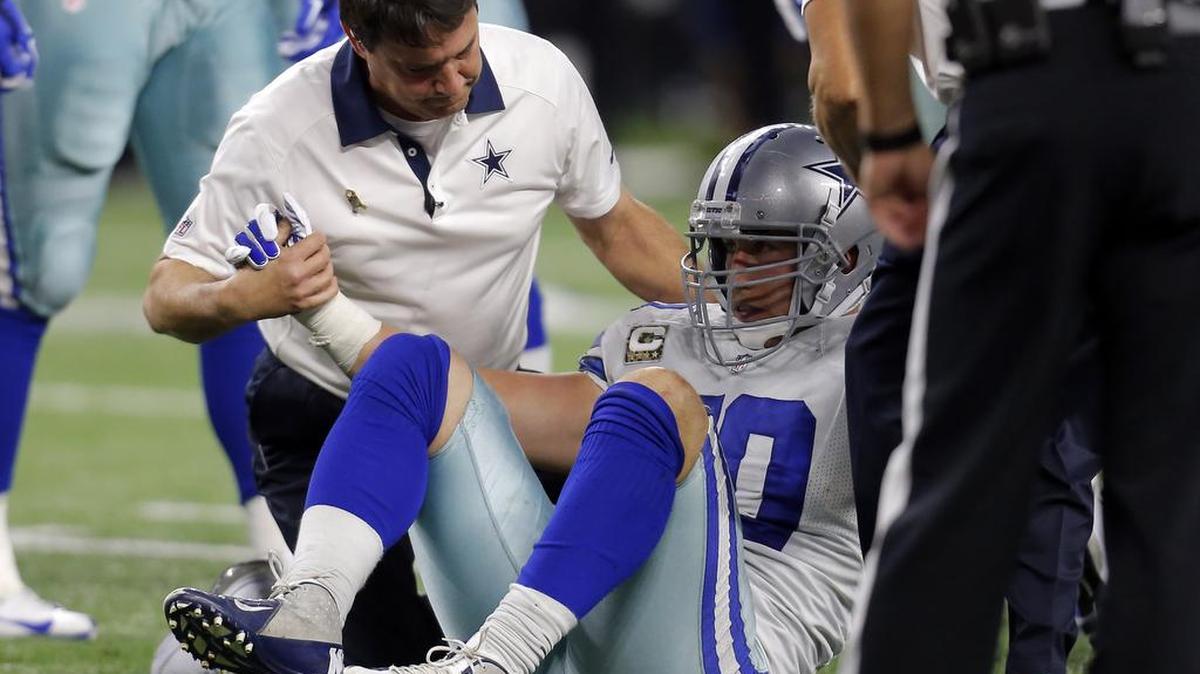 Cowboys linebacker Sean Lee is helped up by head athletic trainer Jim Maurer after taking a hit to the head last Sunday.