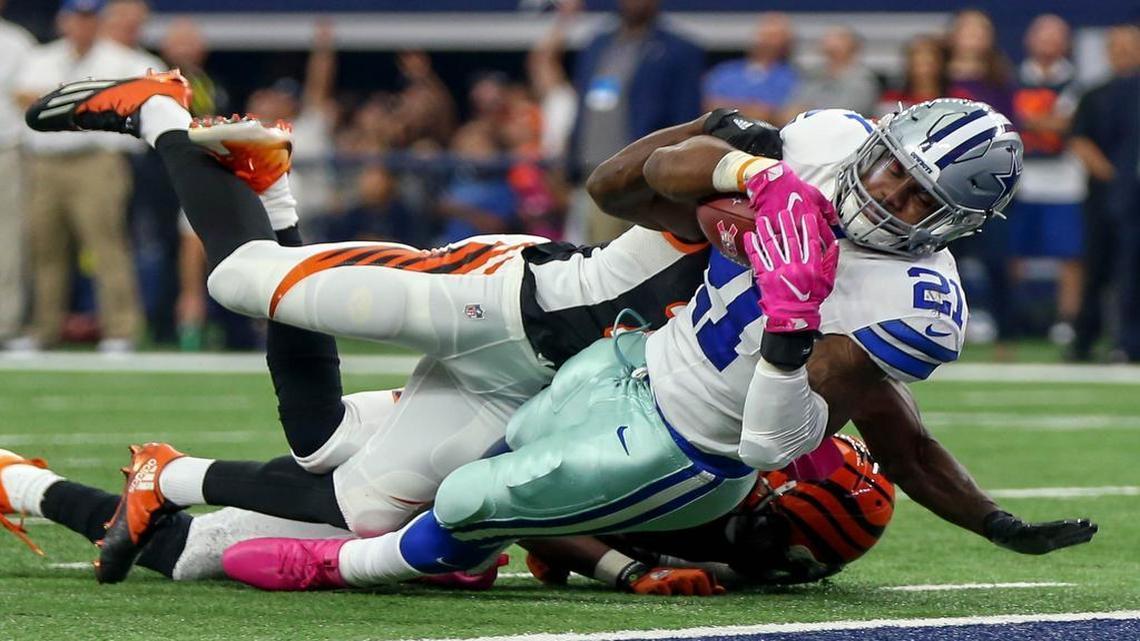 Dallas Cowboys running back Ezekiel Elliott (21) is currently on pace to finish with 1,747 rushing yards and 16 touchdowns for the season, which would be the second only to Eric Dickerson.