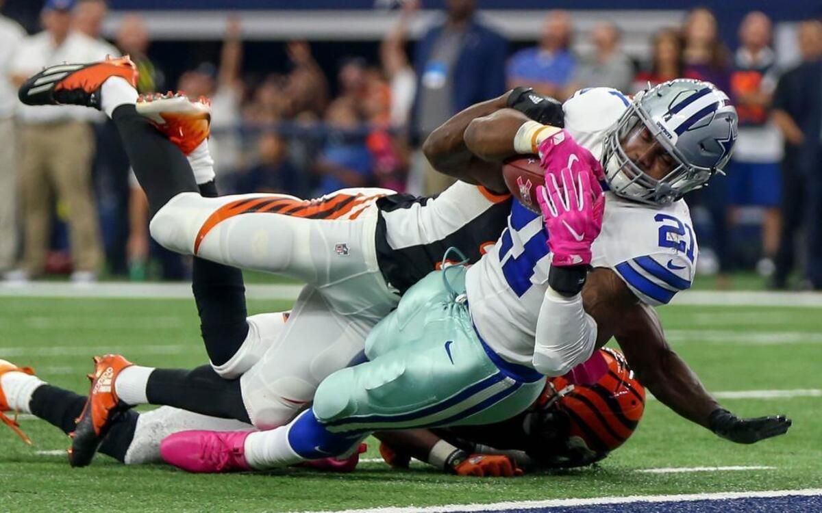 Dallas Cowboys running back Ezekiel Elliott (21) is currently on pace to finish with 1,747 rushing yards and 16 touchdowns for the season, which would be the second only to Eric Dickerson.