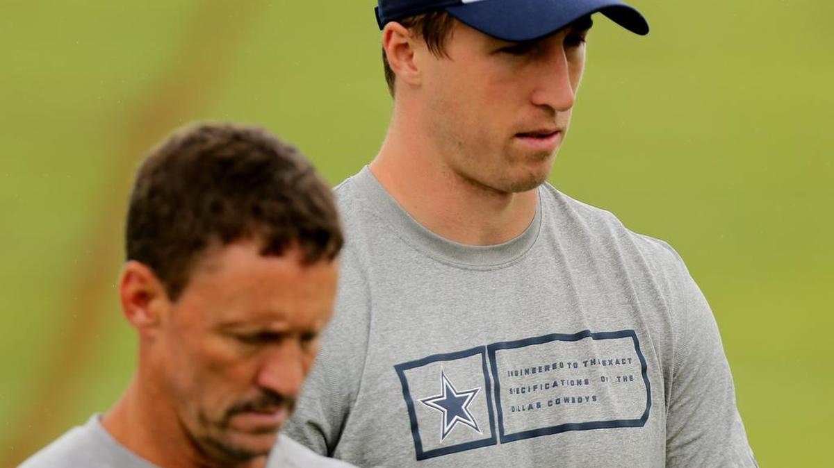 Cowboys linebacker Sean Lee works with athletic trainer Britt Brown during his rehab from knee surgery.