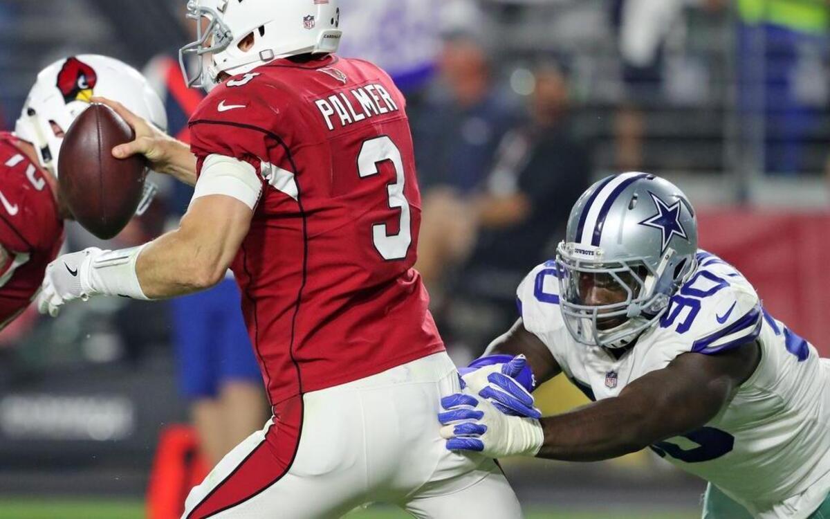 Cardinals quarterback Carson Palmer gets pressured by Cowboys defensive end Demarcus Lawrence during a game on Sept. 25, 2017.