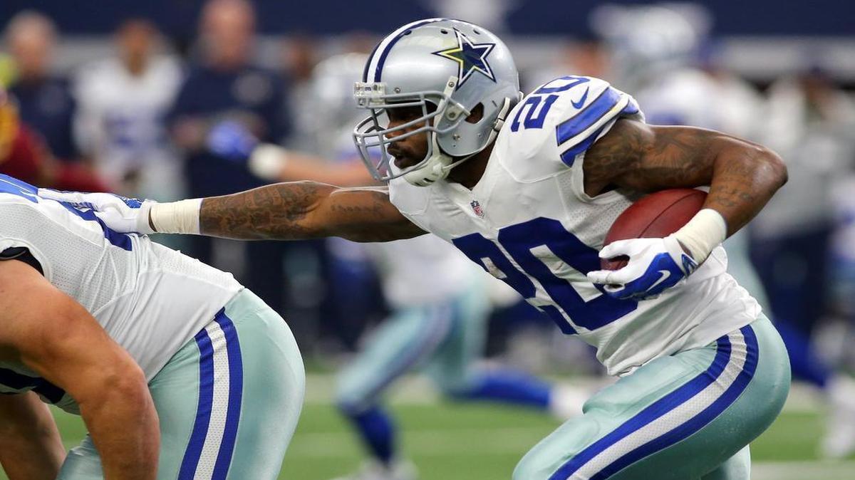 Dallas Cowboys running back Darren McFadden will miss the next two months will an elbow injury.