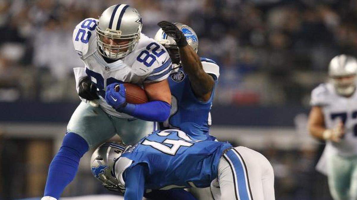 
Dall Tight end Jason Witten goes upfield for a 21-yard gain on fourth-and-6 against the  Lions. 
