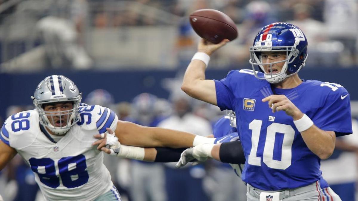 Giants quarterback Eli Manning gets off a pass before Cowboys defensive end Tyron Crawford can get to him during Sunday’s game.