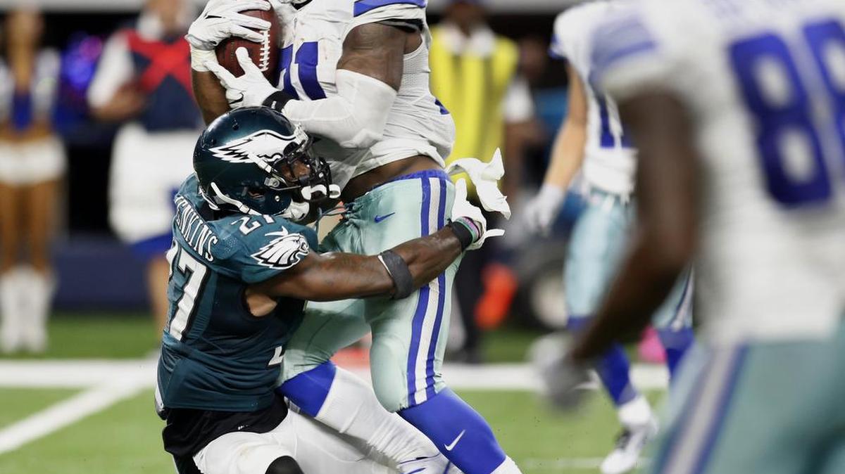 Cowboys running back Ezekiel Elliott (21) is on pace to break Eric Dickerson’s rookie rushing record of 1,808 yards.