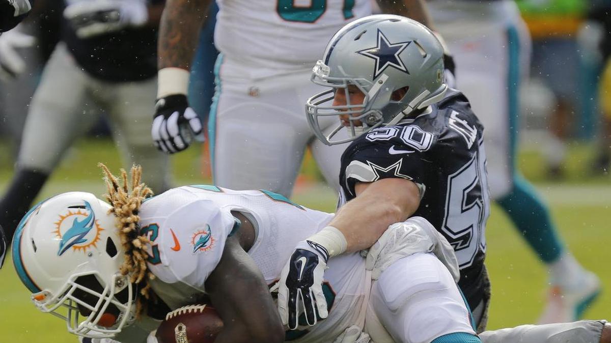 Dallas Cowboys linebacker Sean Lee closes out a tackle on Miami Dolphins running back Jay Ajayi.