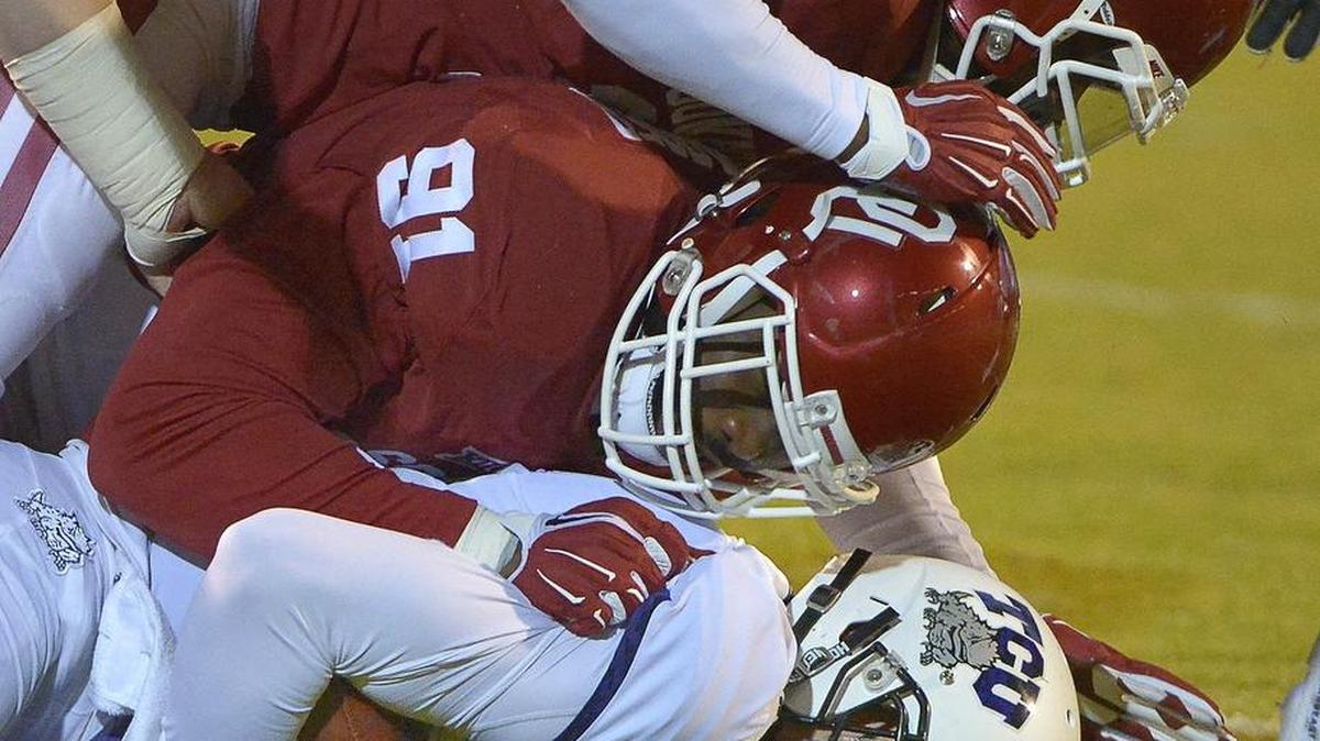 Oklahoma’s Charles Tapper (91) was drafted by the Cowboys on Saturday.