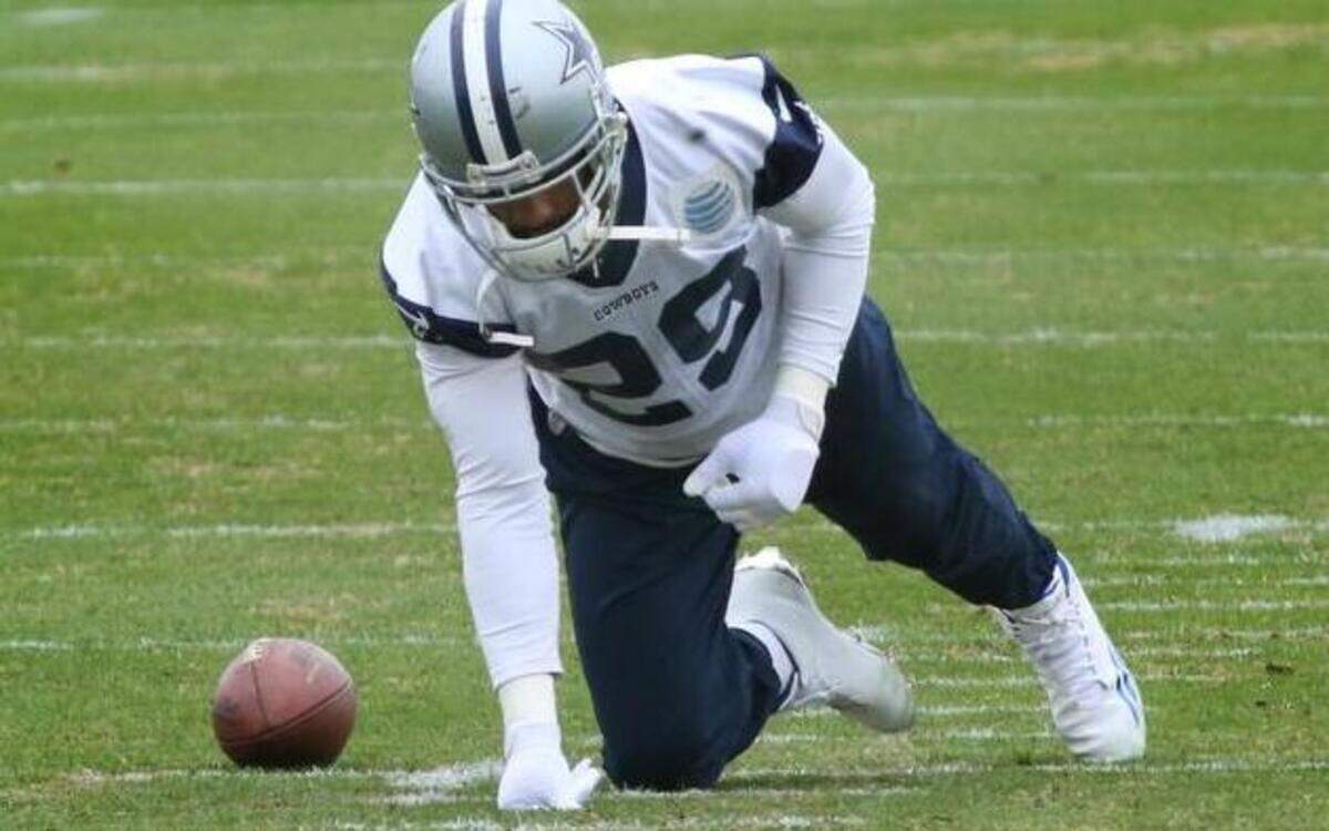 
Cowboys running back DeMarco Murray is careful not to put his left hand down drink pre-practice stretching Wedneday. 
