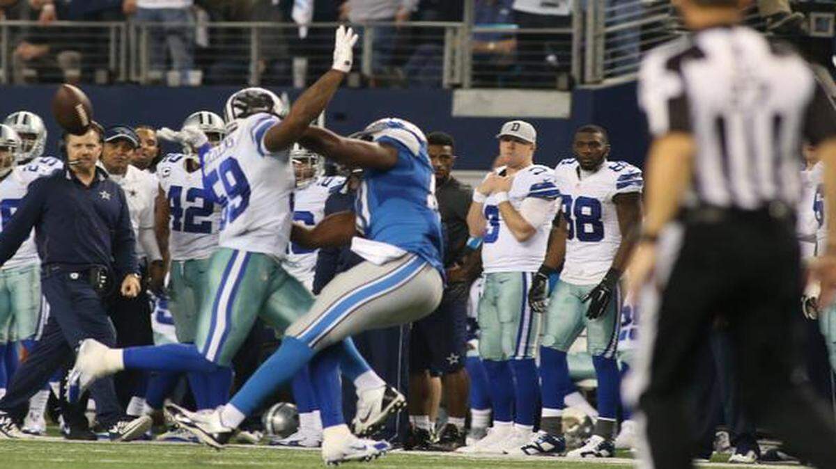 
Dallas Cowboys outside linebacker Anthony Hitchens (59) gets hit in the back by a pass to Detroit Lions tight end Brandon Pettigrew (87) in the fourth quarter at AT&T Stadium Sunday, Jan. 4, 2015 in Arlington, Texas. The back judge first threw, then picked up, his penalty flag on the play. The Cowboys beat the Lions 24-20. 
