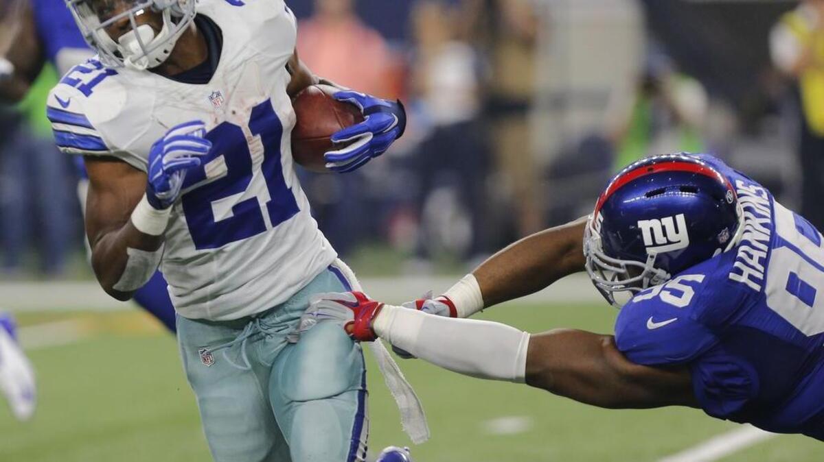 
Dallas Cowboys running back Joseph Randle (21) runs past New York Giants defensive tackle Johnathan Hankins (95) on his way to 65 yards.
