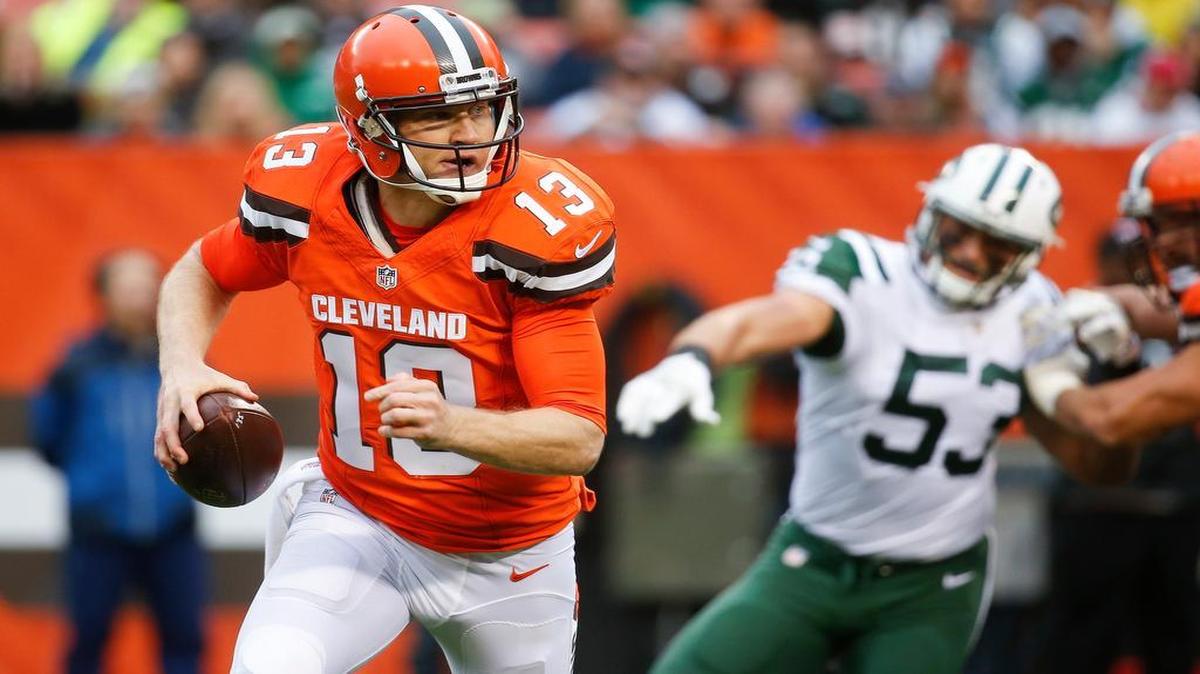 Cleveland Browns quarterback Josh McCown, left, started last week’s game against the New York Jets, but coach Hue Jackson has not announced a starter for Sunday’s game against the Dallas Cowboys. McCown is one of six quarterbacks to start for the Browns this season.