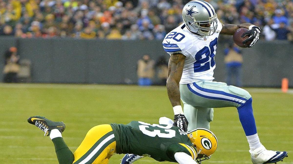 Dallas Cowboys running back Darren McFadden has 798 yards rushing on 192 carries this season.