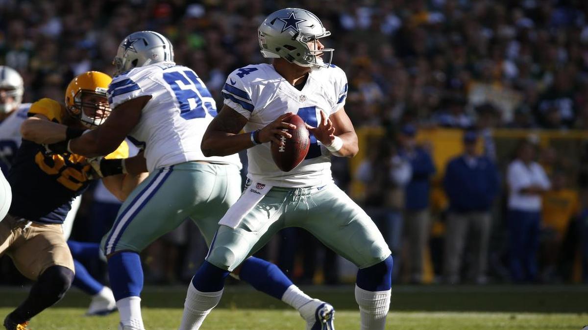 Dallas Cowboys quarterback Dak Prescott threw a 1-yard touchdown to Cole Beasley in the first quarter against Green Bay Sunday at Lambeau Field.
